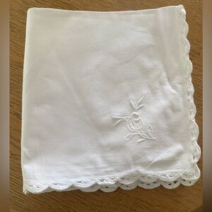 Vintage set of 8 White Embroidered Scalloped linen napkins